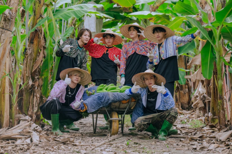 《Ozone夏日青春冒險》煥鈞（後排左起）、哲言、佳辰、文廷、祖安（前排左起）、子翔體驗一日蕉農。