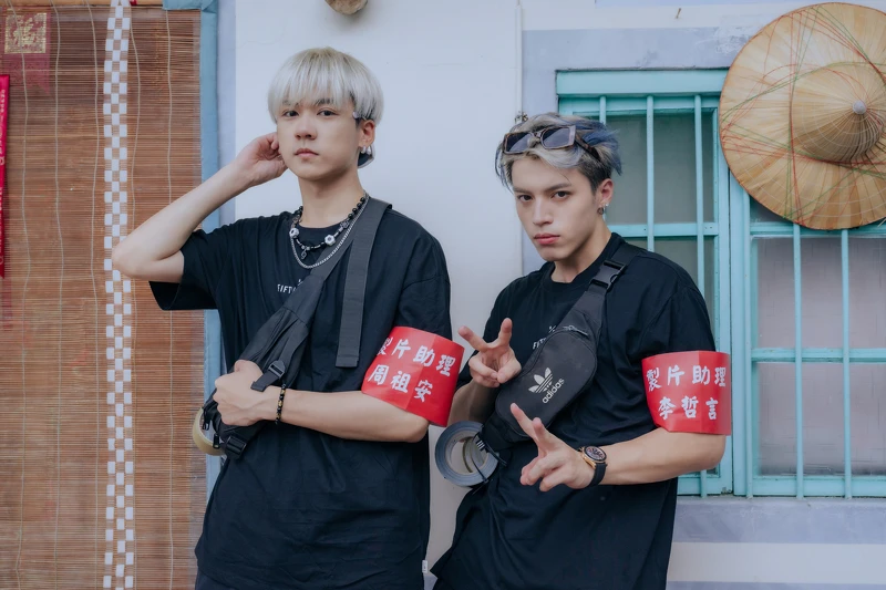 《Ozone夏日青春冒險》祖安（左）、哲言擔任製片助理，體會幕後工作人員的辛勞。