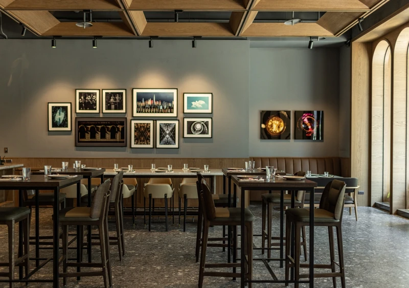 以設計單品與藝術收藏妝點空間。 以設計單品與藝術收藏妝點空間。