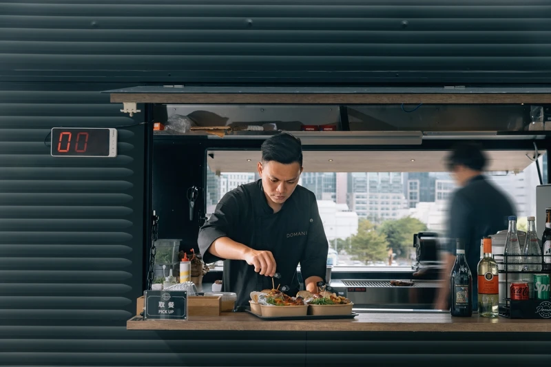 主廚陳星同負責 DOMANI Restaurant、D+ by DOMANI、Bar Domani與最新的Domani Food Truck等餐飲體系,從食材挑選與餐點規劃設計皆親力親為把關。 主廚陳星同負責 DOMANI Restaurant、D+ by DOMANI、Bar Domani與最新的Domani Food Truck等餐飲體系,從食材挑選與餐點規劃設計皆親力親為把關。