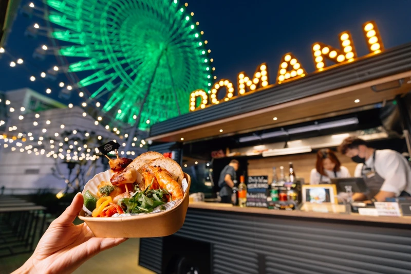夜晚的「Domani Food Truck」有摩天輪燈光陪伴,好不浪漫! 夜晚的「Domani Food Truck」有摩天輪燈光陪伴,好不浪漫!