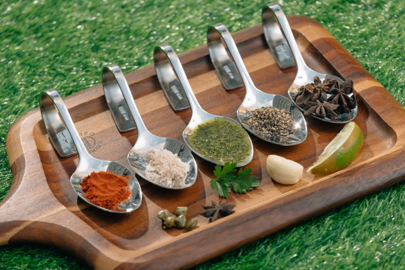 俗稱綠醬的「Salsa verde」與大家熟知的「青醬pesto」作法與用法非常不同。 俗稱綠醬的「Salsa verde」與大家熟知的「青醬pesto」作法與用法非常不同。