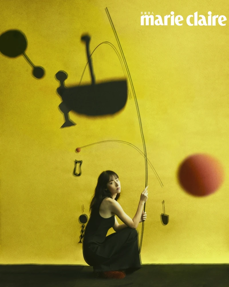 黑色扣飾連身裙,紅色毛毛跟鞋all by LOEWE。 黑色扣飾連身裙,紅色毛毛跟鞋all by LOEWE。