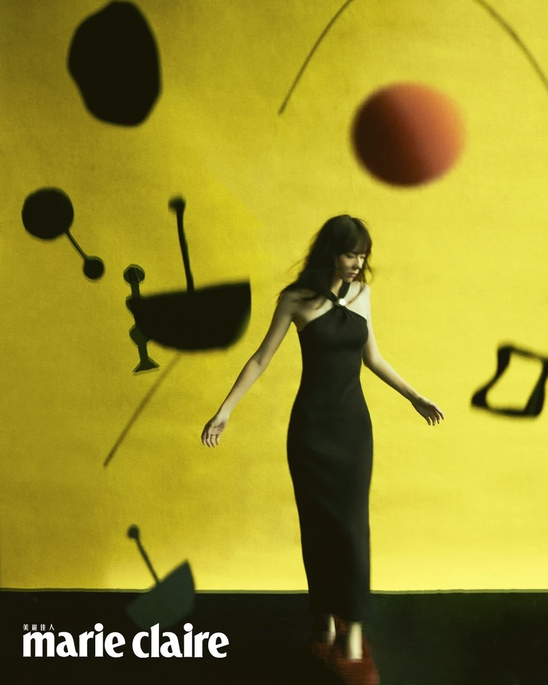 黑色扣飾連身裙,紅色毛毛跟鞋all by LOEWE。 黑色扣飾連身裙,紅色毛毛跟鞋all by LOEWE。