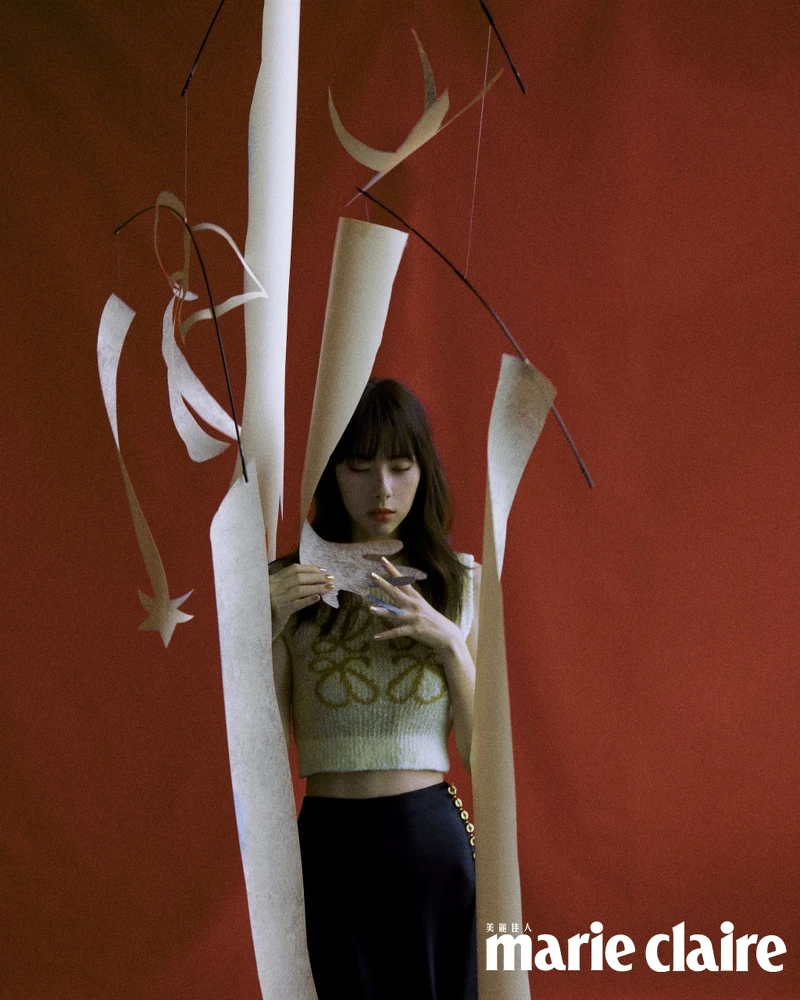 短版針織背心、緞面長裙,all by LOEWE。 短版針織背心、緞面長裙,all by LOEWE。