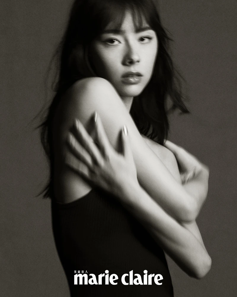 黑色扣飾連身裙,LOEWE。 黑色扣飾連身裙,LOEWE。