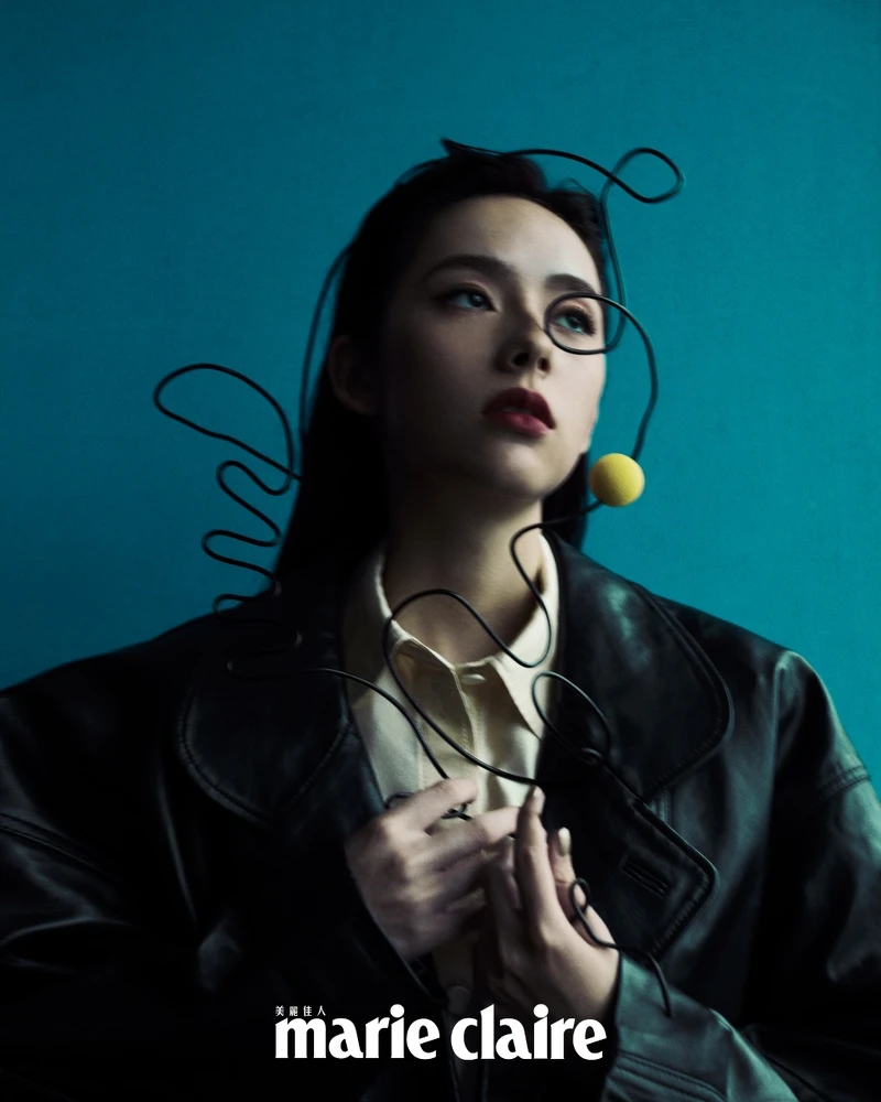 翻領皮革外套、米色緞面無袖背心,all by Sandro。 翻領皮革外套、米色緞面無袖背心,all by Sandro。