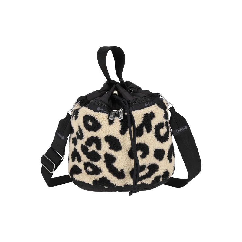 LeSportsac 野性豹紋羊羔絨迷你抽繩後背包,NT7,400 LeSportsac 野性豹紋羊羔絨迷你抽繩後背包,NT7,400