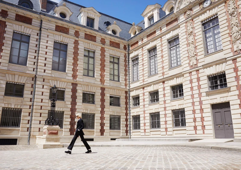 Celine 2024春夏系列,創意總監 Hedi Slimane 以名為「TOMBOY」打造的全新系列將我們帶進90年代,而選址於法國國家圖書館所拍攝的影片,宛如打開一座古典又時髦的華服書室。 Celine 2024春夏系列,創意總監 Hedi Slimane 以名為「TOMBOY」打造的全新系列將我們帶進90年代,而選址於法國國家圖書館所拍攝的影片,宛如打開一座古典又時髦的華服書室。