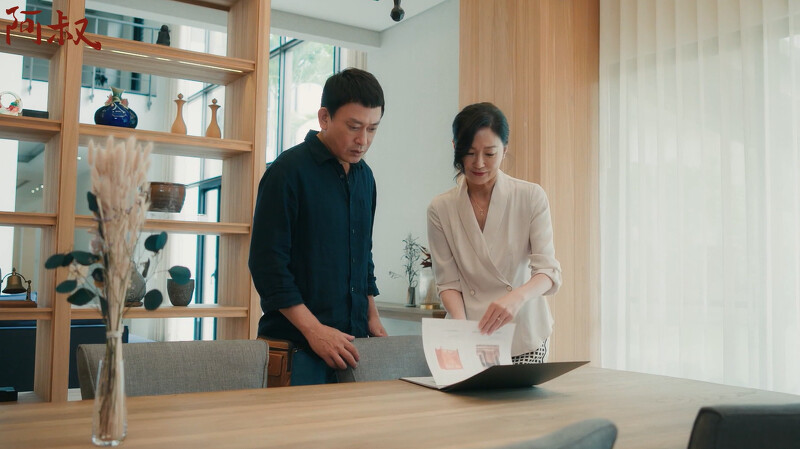 文欽(左)暗自竊喜順利得到吳董(右)信任,更靠近夢想一步了 文欽(左)暗自竊喜順利得到吳董(右)信任,更靠近夢想一步了