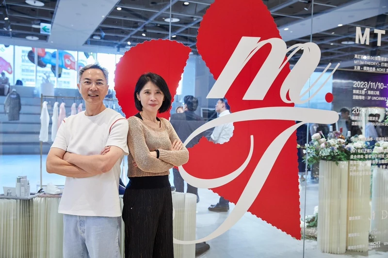 高級訂製服裝界知名台裔設計師張馨櫻 (右) 與當代時尚藝術家 mmiT (左) 高級訂製服裝界知名台裔設計師張馨櫻 (右) 與當代時尚藝術家 mmiT (左)