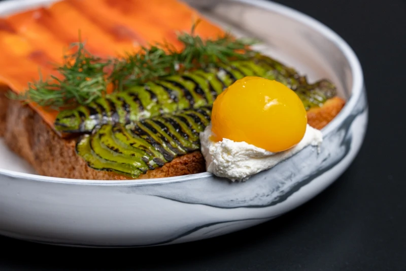 莓果醃鮭魚酪梨吐司。