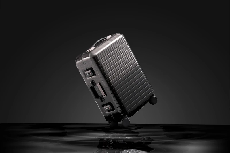 MON CARBONE- BLACKDIAMOND 碳纖維行李箱，定價NT 50,000元。