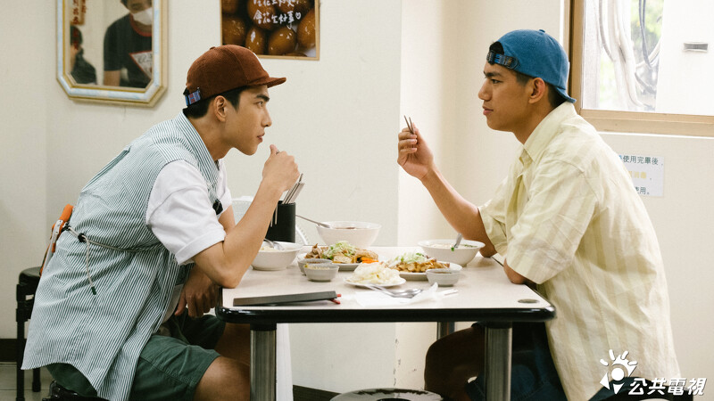 《二呆流浪記》朱軒洋帶曾敬驊品嘗台中美食開錄3小時內預算就大超支。 《二呆流浪記》朱軒洋帶曾敬驊品嘗台中美食開錄3小時內預算就大超支。