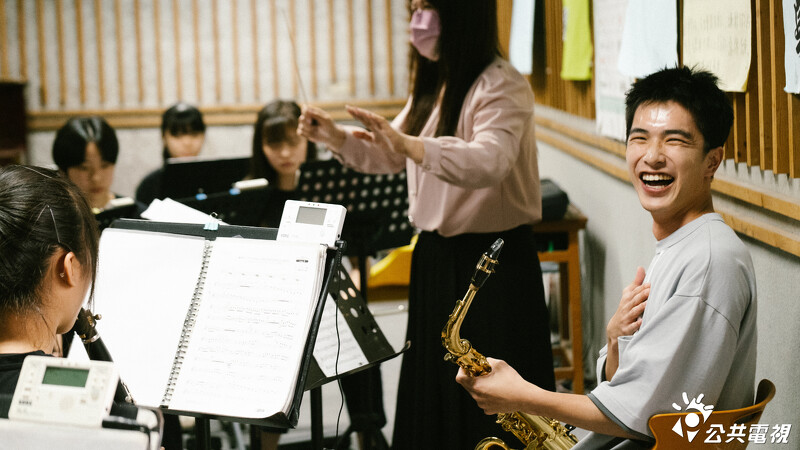 《二呆流浪記》曾敬驊重返國中母校管樂隊吹奏薩克斯風。 《二呆流浪記》曾敬驊重返國中母校管樂隊吹奏薩克斯風。