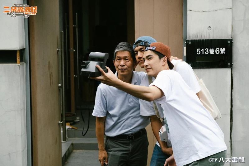 《二呆流浪記》朱軒洋帶曾敬驊見他的摯友賴醫生。 《二呆流浪記》朱軒洋帶曾敬驊見他的摯友賴醫生。