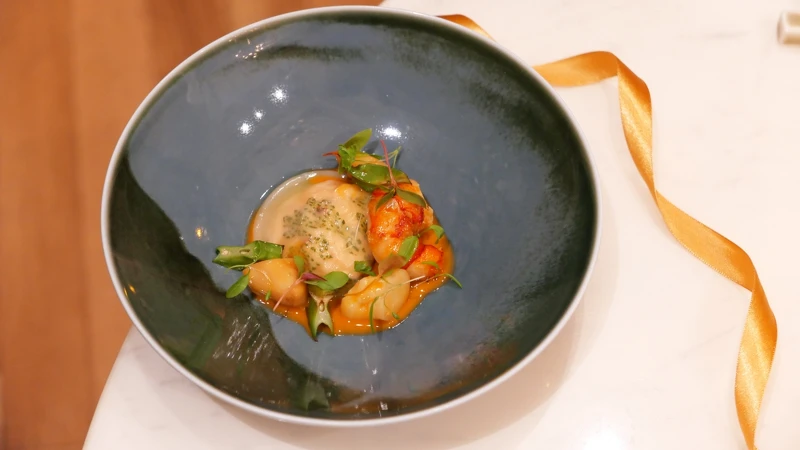 「龍蝦・菱角・龍蝦醬汁 Lobster, Water Chestnut, Bisque」。 「龍蝦・菱角・龍蝦醬汁 Lobster, Water Chestnut, Bisque」。