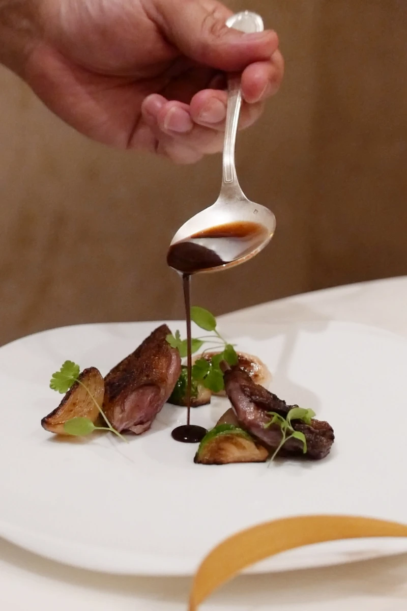 主餐「乳鴿・蕪菁・綠扁豆 Pigeon, Turnip, Lentils」。 主餐「乳鴿・蕪菁・綠扁豆 Pigeon, Turnip, Lentils」。