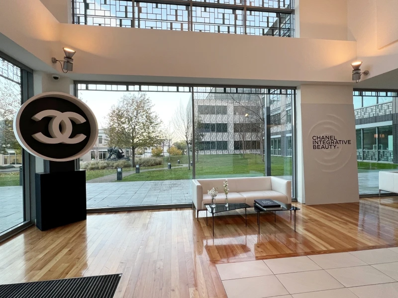 法國巴黎香奈兒「龐坦創新研究中心」大廳接待處。 法國巴黎香奈兒「龐坦創新研究中心」大廳接待處。