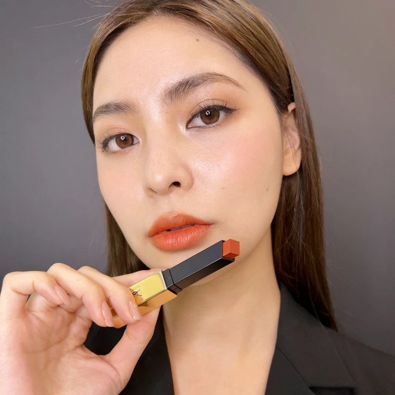 YSL奢華緞面絲絨唇膏#2024唇部試色。 YSL奢華緞面絲絨唇膏#2024唇部試色。