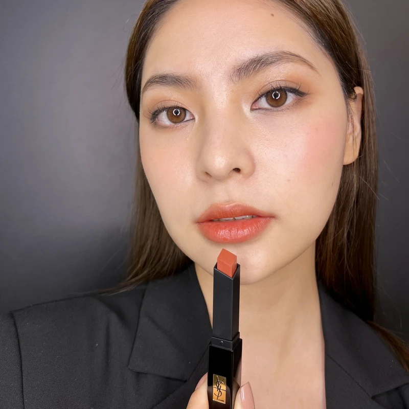 YSL奢華緞面絨霧唇膏#319唇部試色。 YSL奢華緞面絨霧唇膏#319唇部試色。