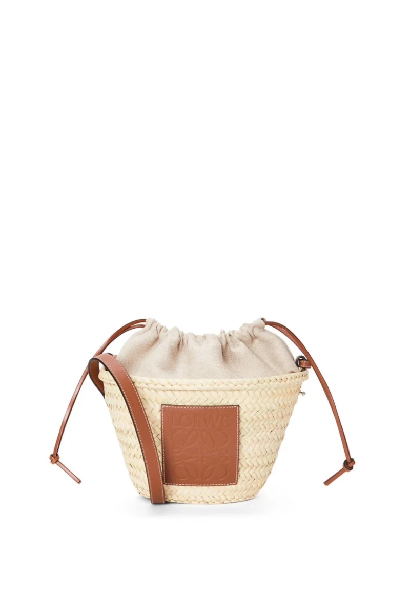 LOEWE Drawstring bucket bag in palm leaf and calfskin，約 NT 20,000。