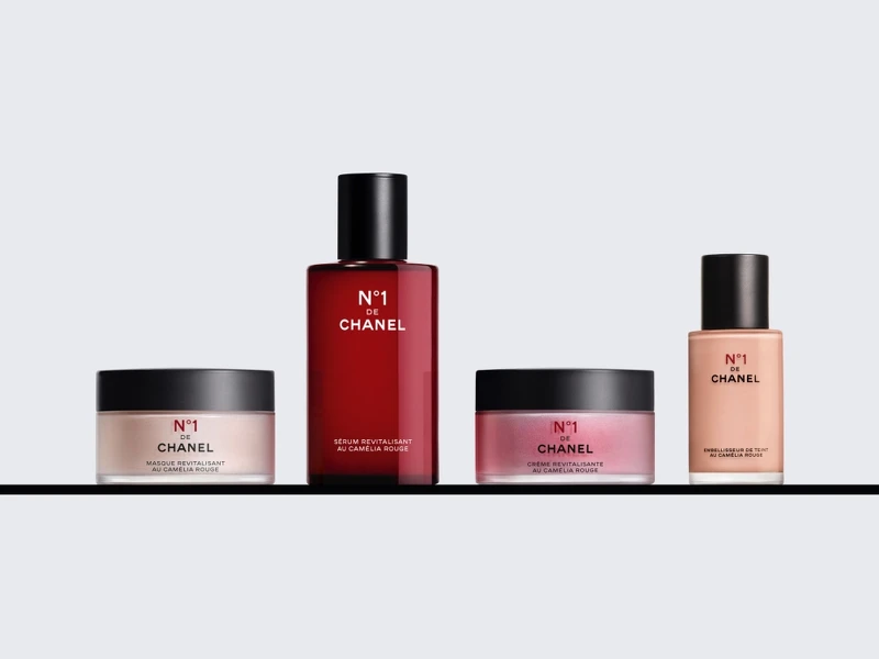 CHANEL香奈兒1號紅色山茶花活能系列情境圖。 CHANEL香奈兒1號紅色山茶花活能系列情境圖。