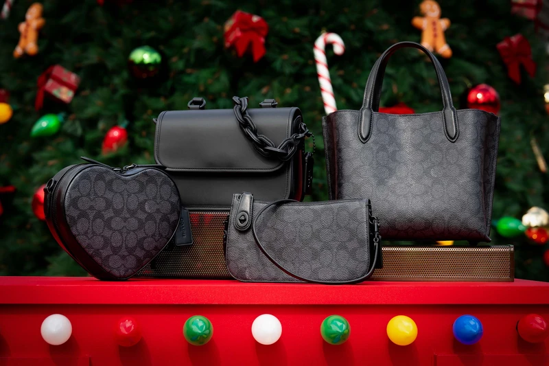 Coach Black Collection曜黑系列,黑色調經典Signature提花包款。 Coach Black Collection曜黑系列,黑色調經典Signature提花包款。