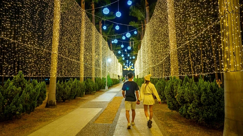 橫跨4.5公尺的白色光球天幕燈「光輝之翼」 橫跨4.5公尺的白色光球天幕燈「光輝之翼」