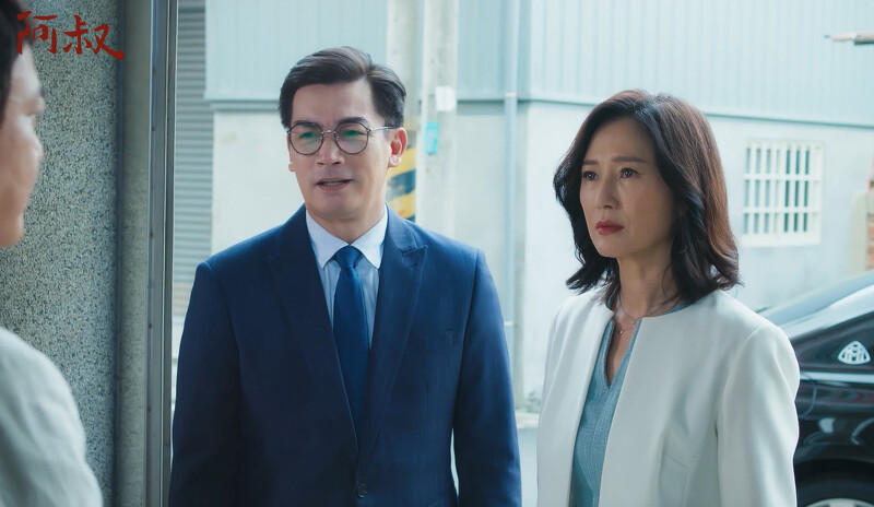 吳董(右)一副繼母大人駕到的樣子現身提親宴,卻被文欽拒絕於門外 吳董(右)一副繼母大人駕到的樣子現身提親宴,卻被文欽拒絕於門外