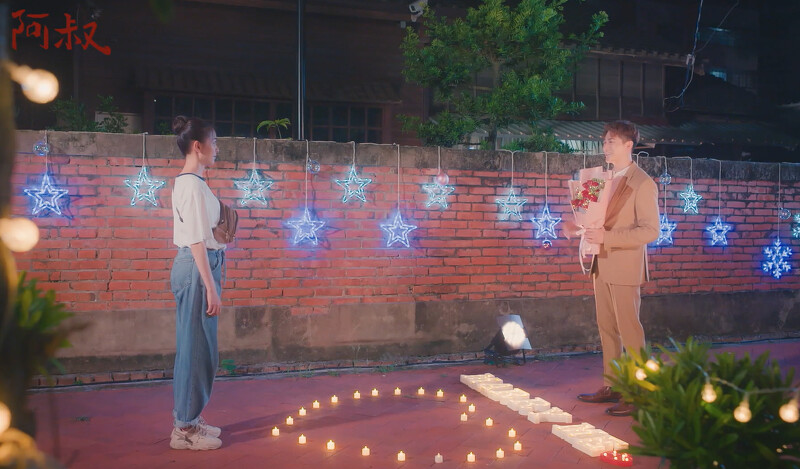 在小巷裡,阿緯(右)裝飾浪漫大膽向怡雯(左)求婚,希望以後回“同一個家” 在小巷裡,阿緯(右)裝飾浪漫大膽向怡雯(左)求婚,希望以後回“同一個家”
