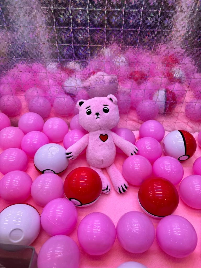 以娃娃的視角,對宇宙發出求救訊號,期待能被找到 以娃娃的視角,對宇宙發出求救訊號,期待能被找到