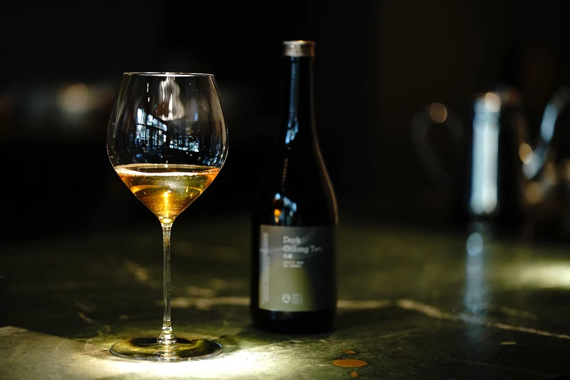 英法金賞茶禮盒內含兩款茶「紅烏龍 鹿野紅烏龍」和「貴妃 蜜香烏龍」,皆是藍大誠的心血之作。 英法金賞茶禮盒內含兩款茶「紅烏龍 鹿野紅烏龍」和「貴妃 蜜香烏龍」,皆是藍大誠的心血之作。