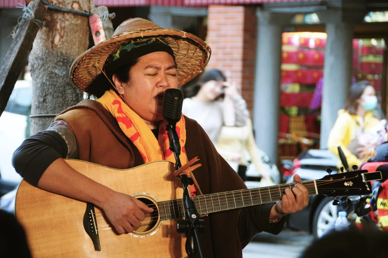 巴奈在台北霞海城隍廟前舉辦一場小型音樂發表會 巴奈在台北霞海城隍廟前舉辦一場小型音樂發表會