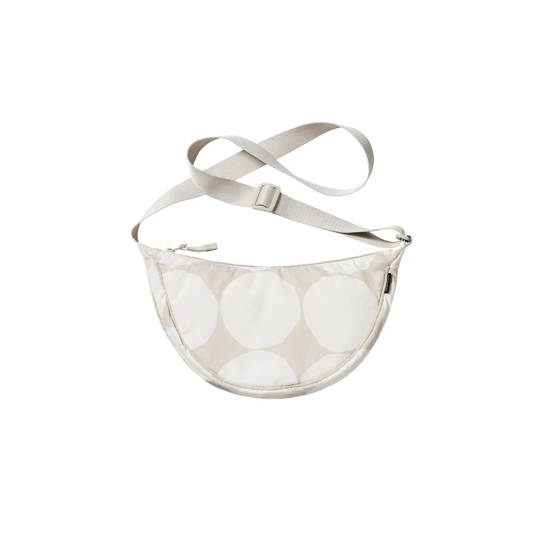 Marimekko弧形迷你肩背包NT$390。