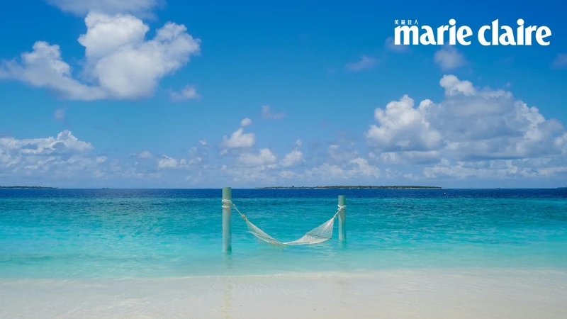 周遭海灘設置一處白色吊床,完全是電影場景! 周遭海灘設置一處白色吊床,完全是電影場景!