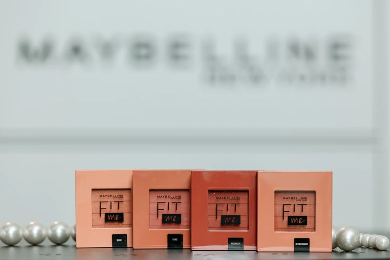 媚比琳FIT ME漂染持色腮紅情境圖。 媚比琳FIT ME漂染持色腮紅情境圖。