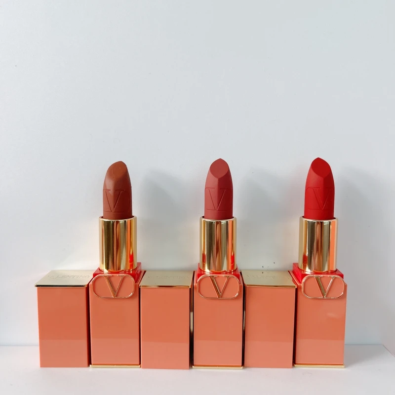 VALENTINO BEAUTY高訂柔霧唇膏繁花珊瑚限量版(左起#77A、#111A、#219A)，NT1,500