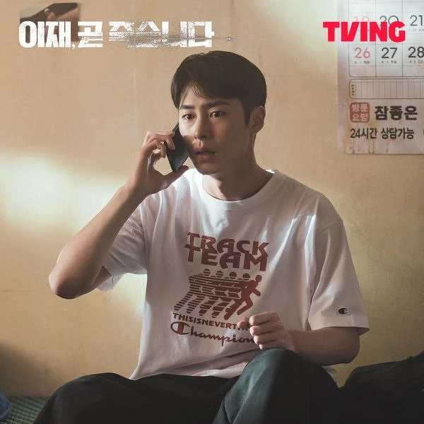 李宰旭接到母親電話後潸然淚下，呈現怡在思念母親，靈魂轉換演技自然