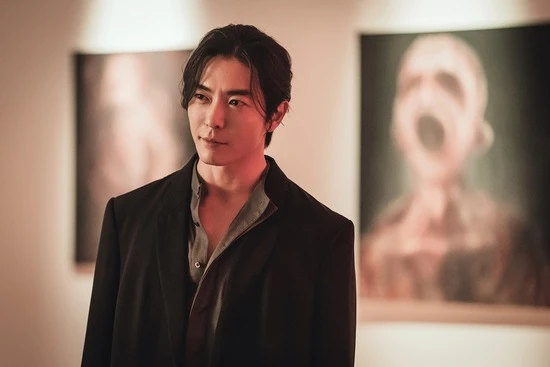 金材昱身後展出的畫作，乍看就很恐怖