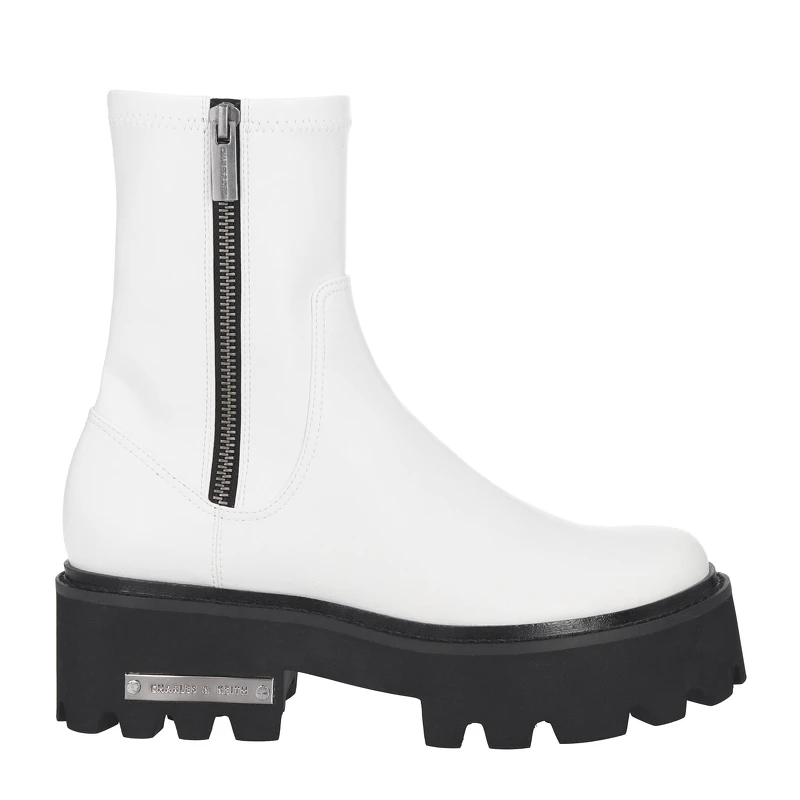 CHARLES & KEITH 素面拼接厚底短靴,NT2,790。 CHARLES & KEITH 素面拼接厚底短靴,NT2,790。