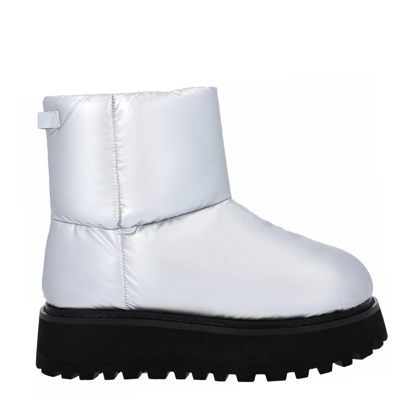 CHARLES & KEITH 厚底短靴,NT2,990。 CHARLES & KEITH 厚底短靴,NT2,990。