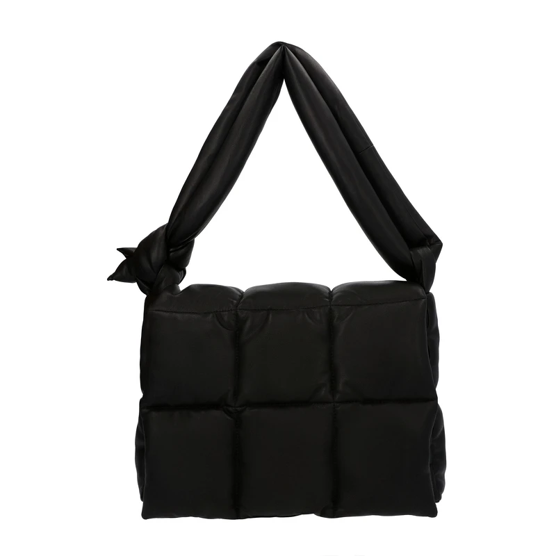 CHARLES & KEITH Errya 軟質方格斜背包,NT2,590。 CHARLES & KEITH Errya 軟質方格斜背包,NT2,590。