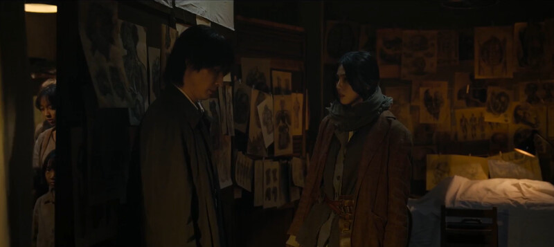 畫家坂本沒告訴尹采玉(右)怪物化，只告訴她應該還在醫院裡