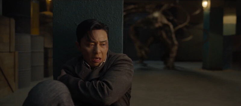 張泰尚躲在柱子後，不相信自己看到了什麼