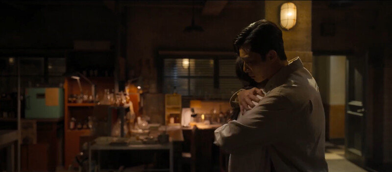 張泰尚情不自禁緊抱尹采玉，兩人將各自努力找母親和明子