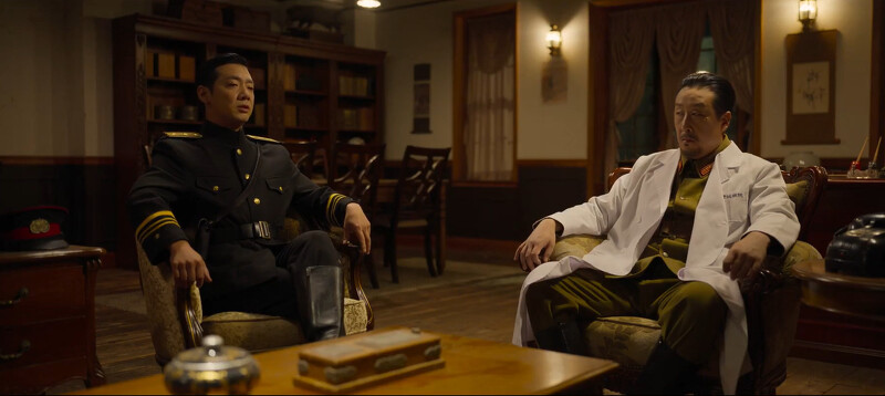 石川警官(左)藉事端進入醫院向院長(右)要人