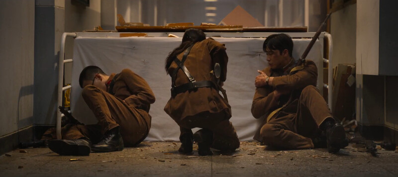 日本兵猛轟張泰尚(右)與朝鮮兵(左)紛紛受傷