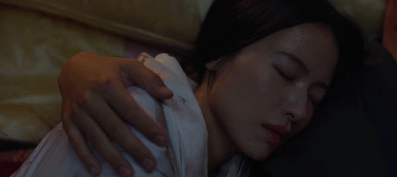 明子臉皮下有動靜，似乎是她喝下生化液