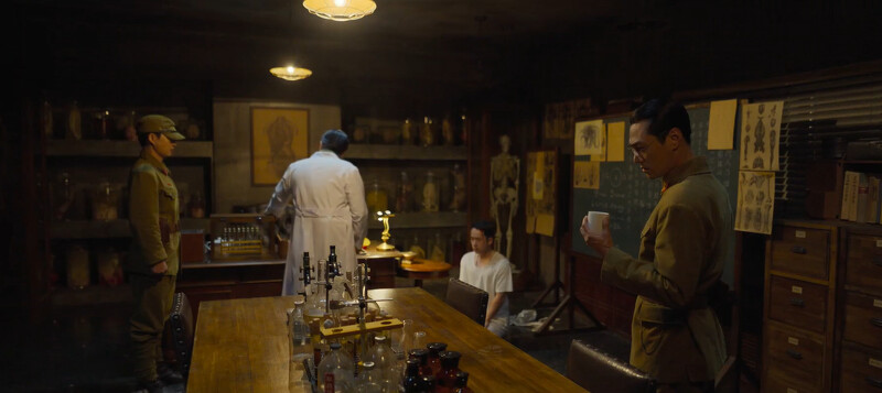 加藤中佐(右)看著空杯,問誰喝了納人?實驗醫(右二)不知誰喝的,但有四個人陸續進出實驗室,加藤的實驗魂再度燃起! 加藤中佐(右)看著空杯,問誰喝了納人?實驗醫(右二)不知誰喝的,但有四個人陸續進出實驗室,加藤的實驗魂再度燃起!